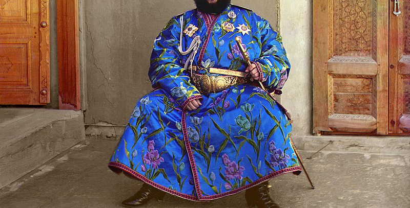 Alim Khan, dernier émir de Boukhara, en caftan ouzbek (photo de 1911).